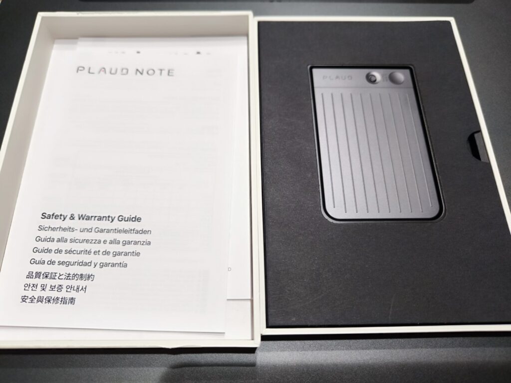 PLAUD本体だね、ぴちっときれいに入ってるよ。フィルムは剥いじゃった、すまん。