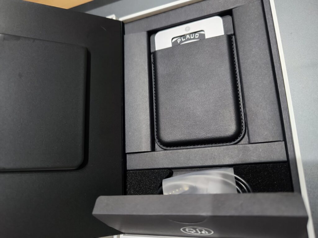 箱の下部をを開けられるようになっててそこを開くと専用充電ケーブルが出てくるね