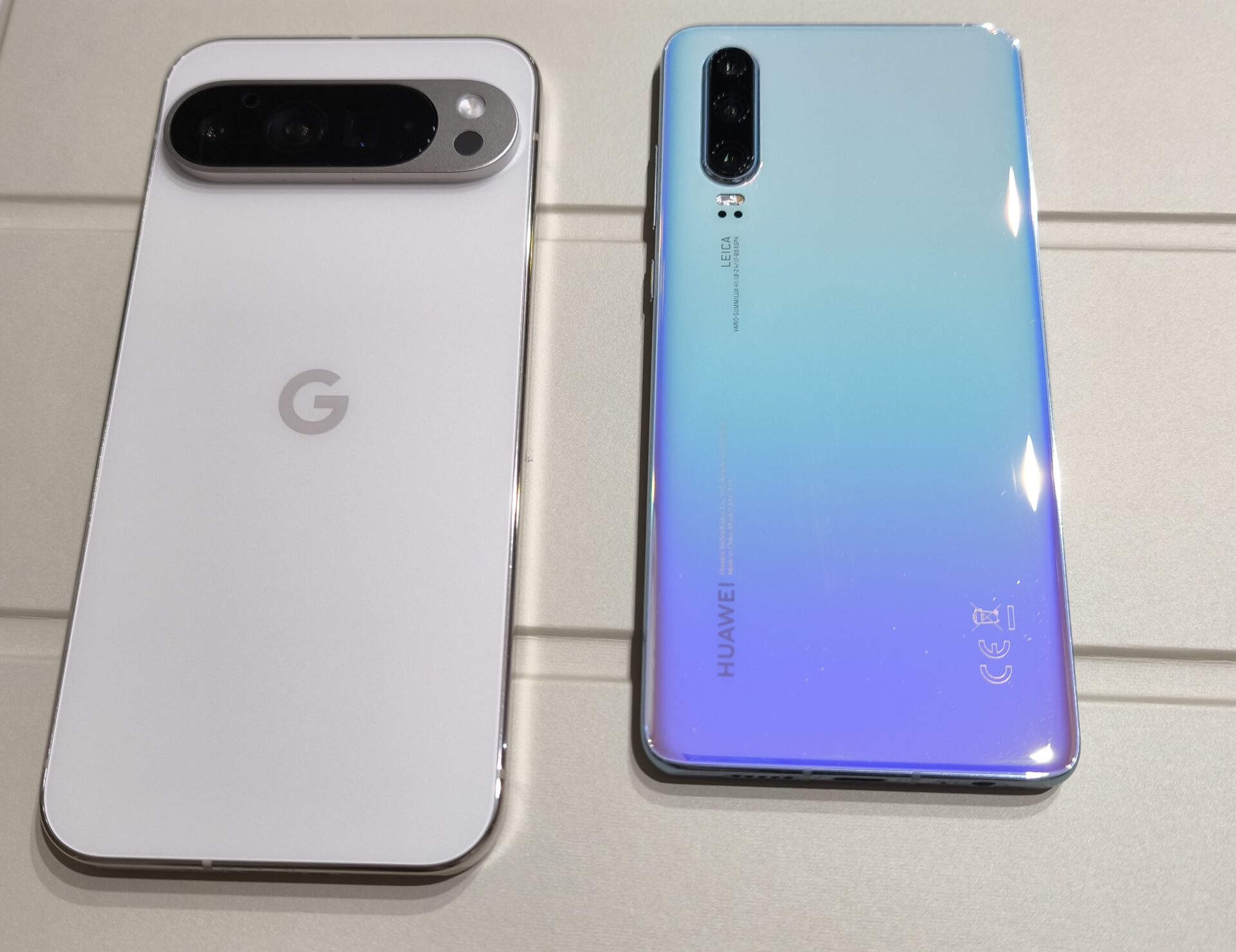 Pixel 9Pro とHUAWEI P30 の背面 Leica