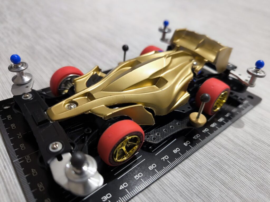 エアロアバンテ クリアボディゴールド化 タミヤ(TAMIYA) ミニ四駆特別企画 フルカウルミニ四駆30周年 レッドスリックタイヤ&金メッキホイール 95665