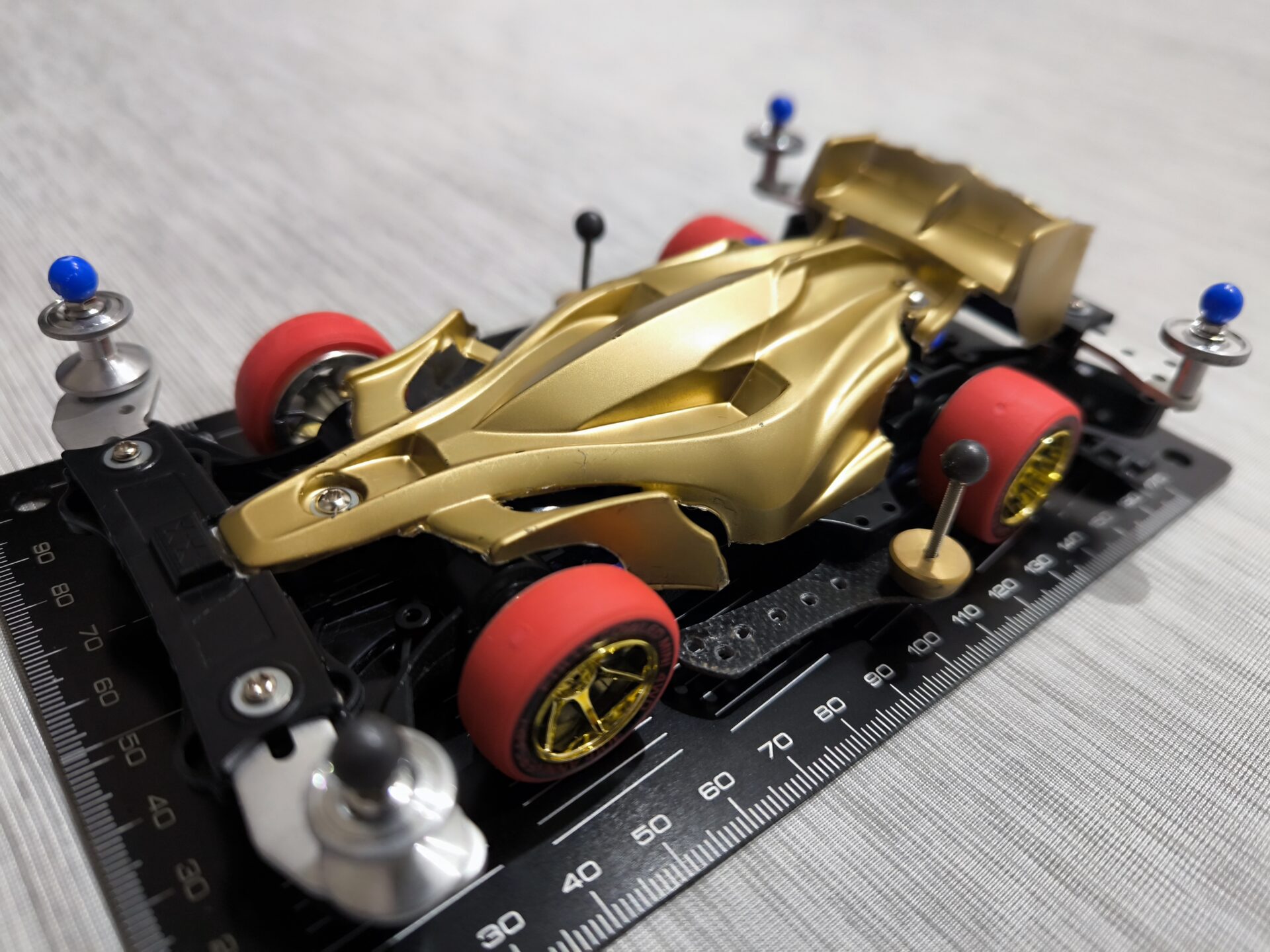 クリアボディゴールドアバンテ タミヤ(TAMIYA) ミニ四駆特別企画 フルカウルミニ四駆30周年 レッドスリックタイヤ＆金メッキホイール 95665