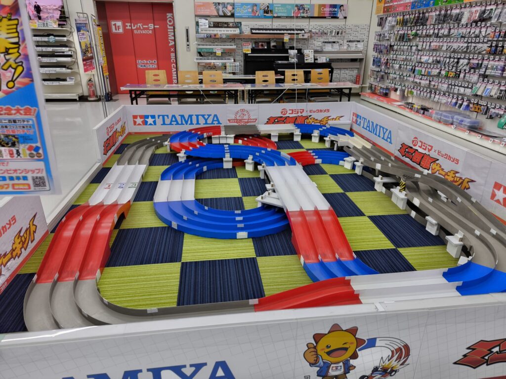 コジマ×ビックカメラ所沢店のミニ四駆パーツ売り場と常設サーキットの全景。