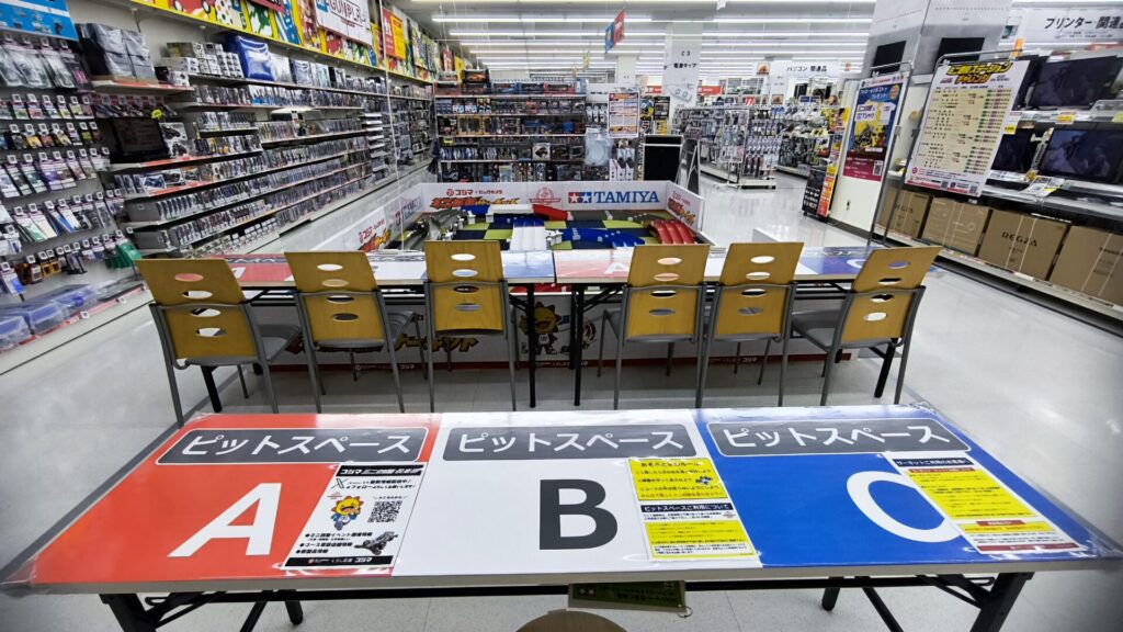 コジマ×ビックカメラ所沢店のミニ四駆ピットスペースA,B,Cの様子。奥にはサーキットが見える。