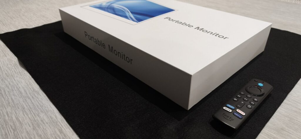 Vimonic モバイルモニターの箱の側面とFireTVリモコンで厚みを比較