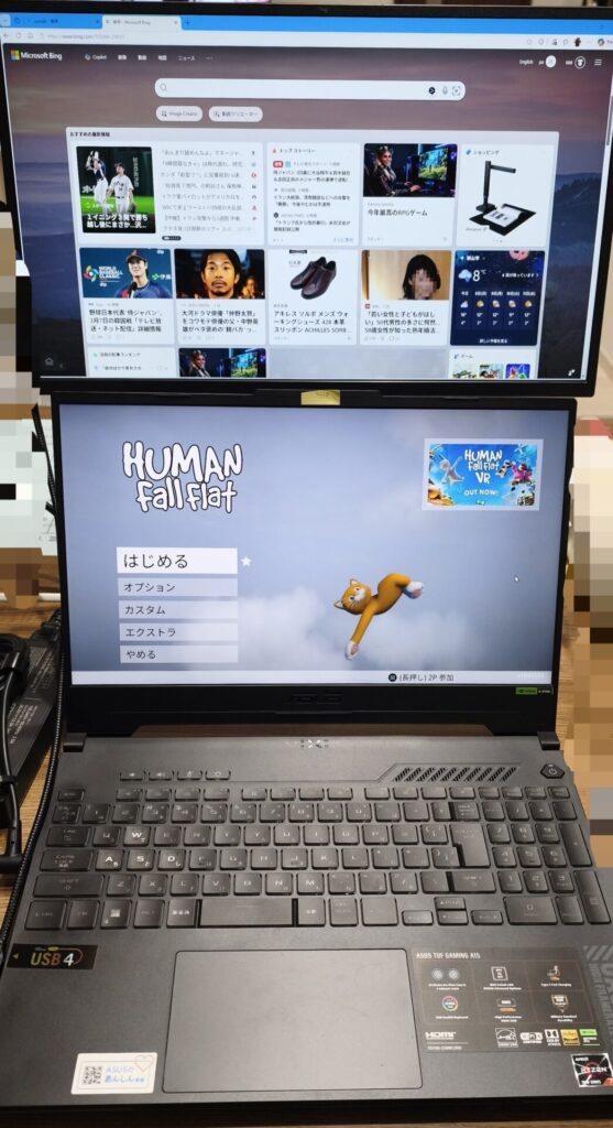 下画面でHuman Fall Flatをプレイしながら上画面でニュースを表示した使用例