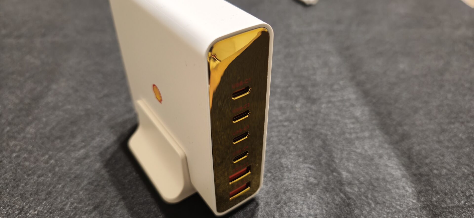 Shell GaN充電器240WのゴールドパネルとShellロゴ・本体全体写真