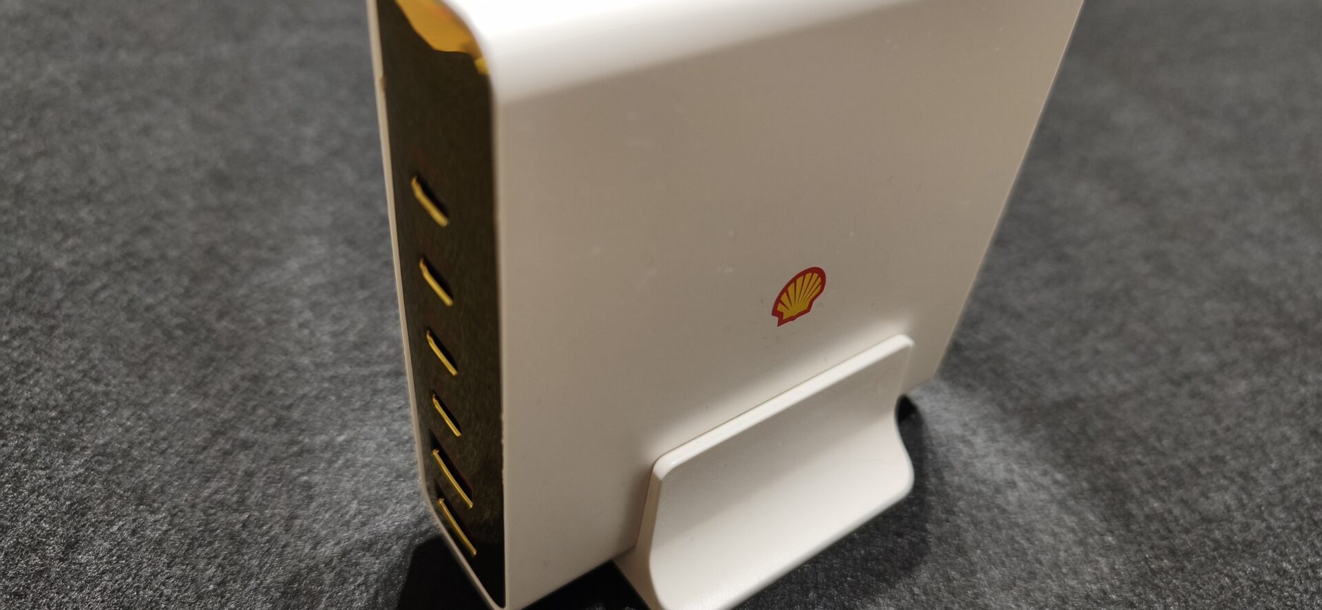 Shell GaN充電器本体側面のShellロゴアップ写真