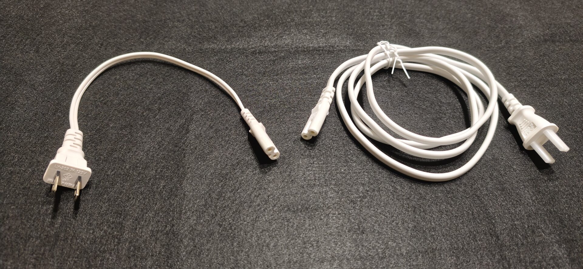 Shell GaN充電器付属の長いメガネケーブルと別途購入した短いケーブルの長さ比較写真