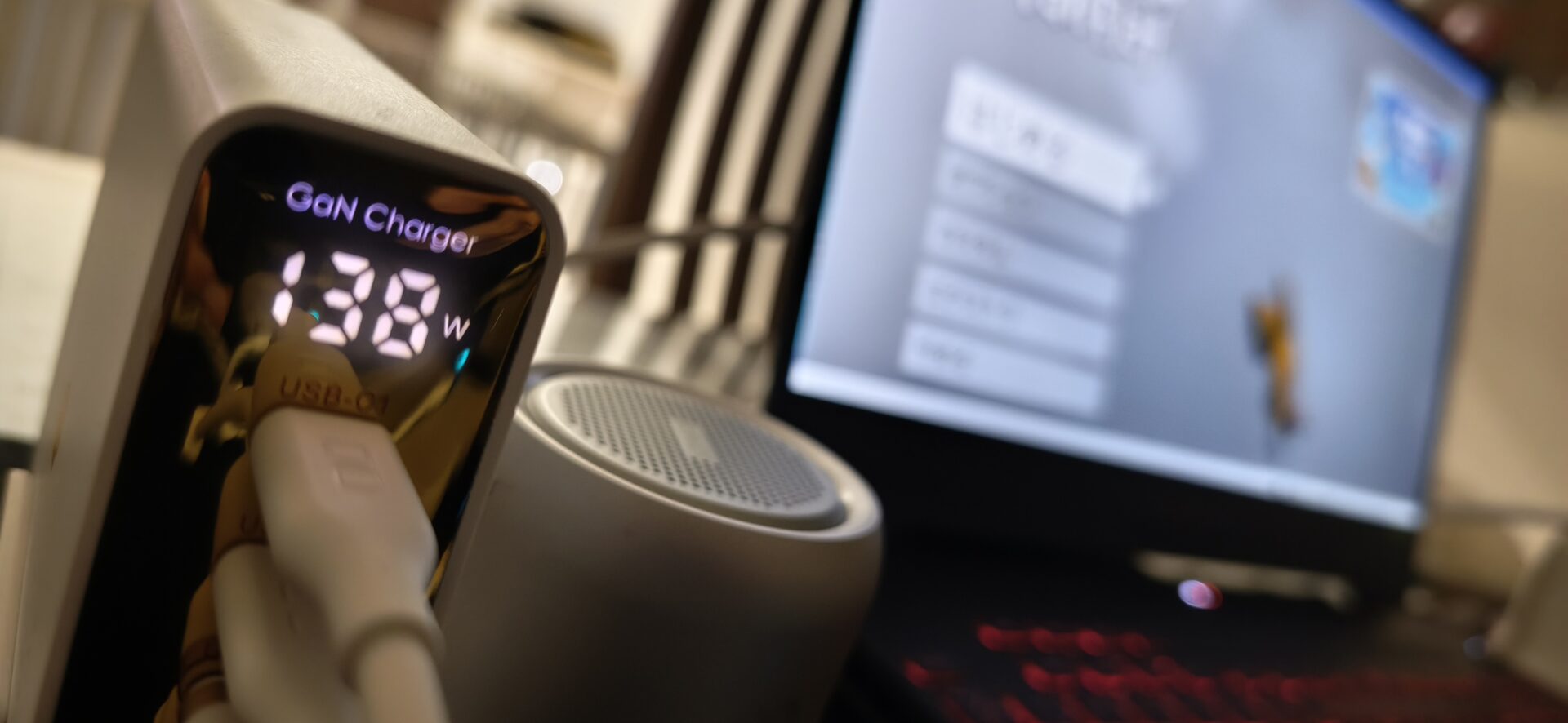 Shell GaN充電器のディスプレイに138Wが表示されている複数台同時充電中の写真