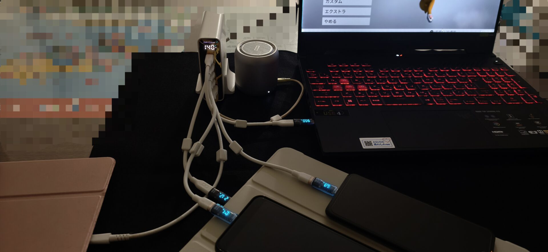 Shell GaN充電器240WのディスプレイにASUSゲーミングPCを接続して140W表示の実使用写真