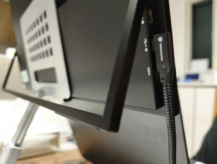 Vimonic 18.5インチ背面のType-C端子にYottamasterケーブルを接続した様子