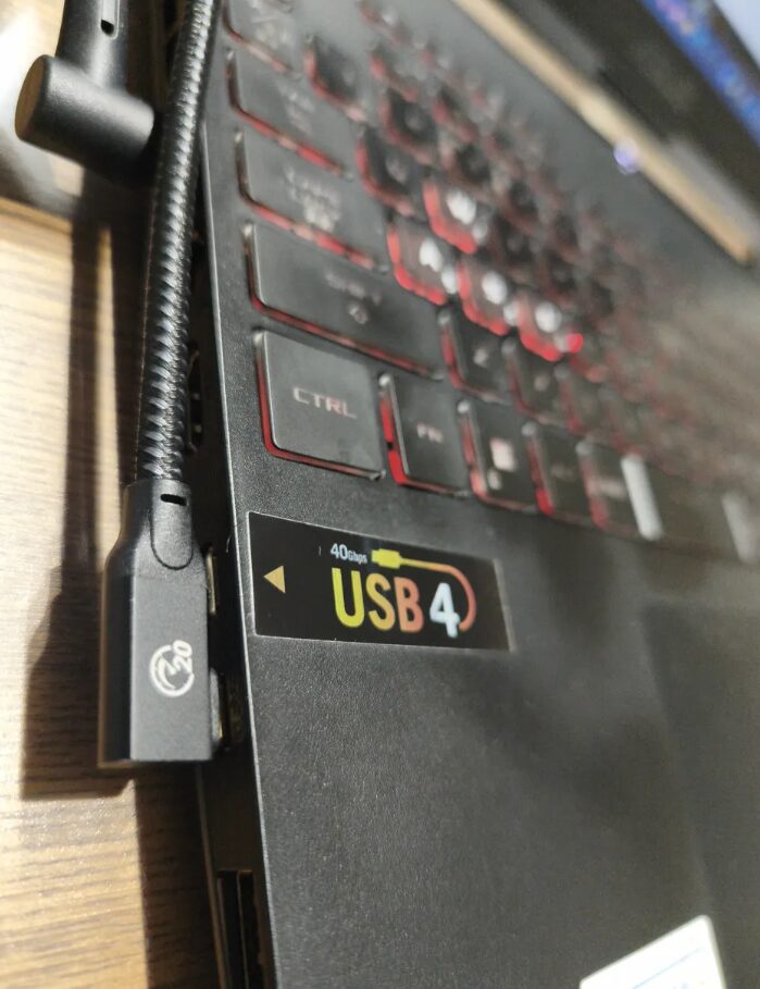 ASUS TUF Gaming A15のUSB3.2 Gen2 Type-C端子にケーブルを接続した様子