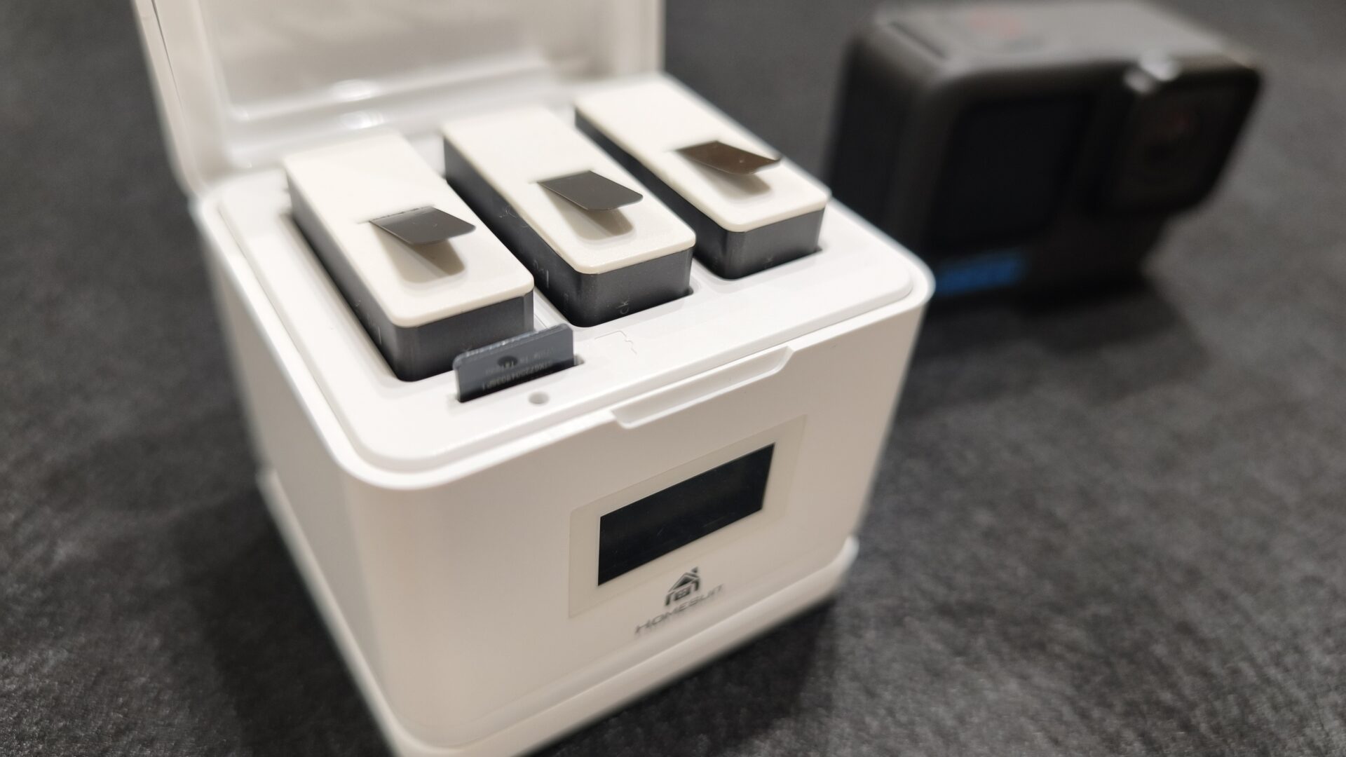 ぼくが使っているGoPro充電器HOMESUIT G11。バッテリー3本を同時に充電できます