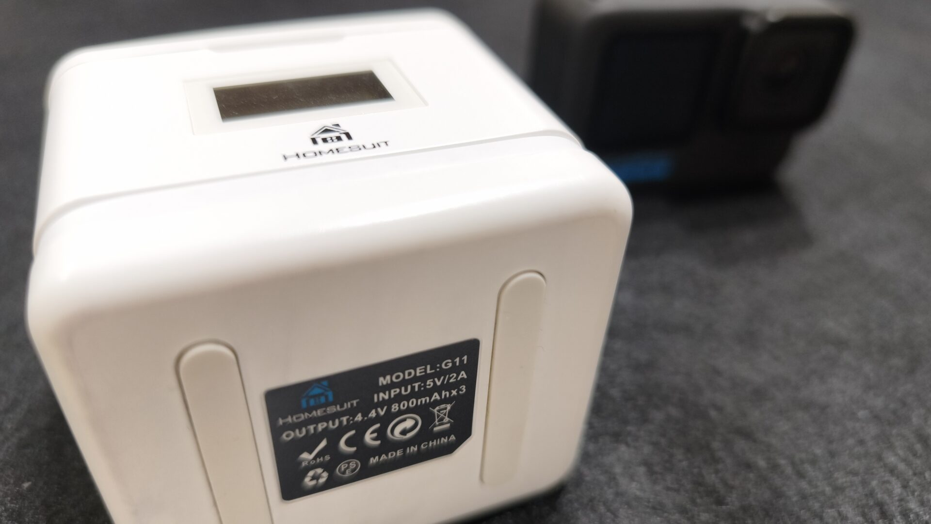 HOMESUIT G11の底面ラベル。INPUTは5V/2Aと表示されています