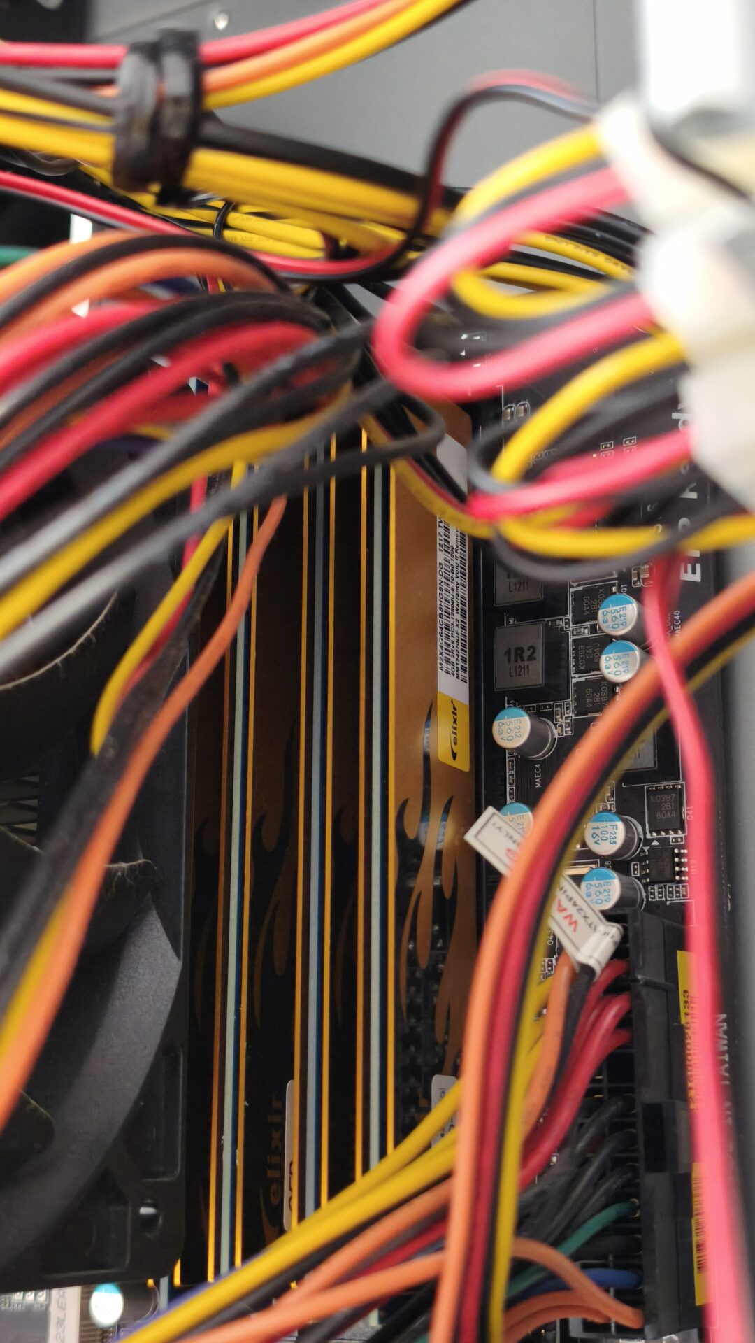 メモリに貼られたelixirのラベル。4GB×4枚のDDR3-1600と分かった
