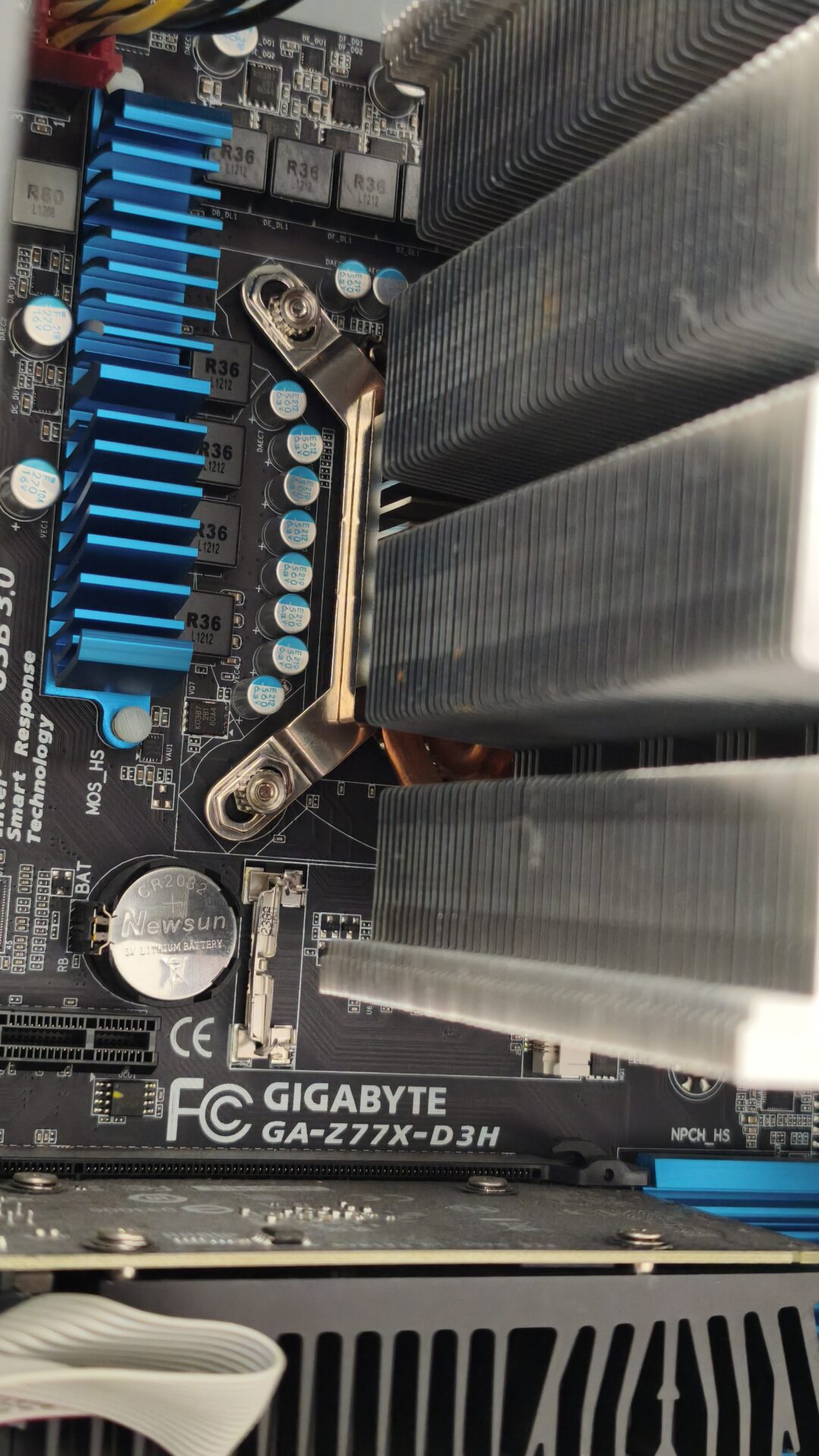 マザーボードの基板に刻印されていたGIGABYTE GA-Z77X-D3Hの型番