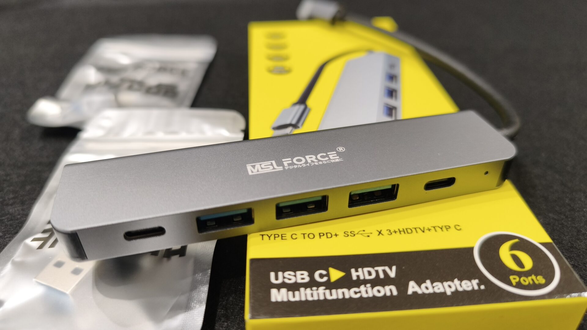USB Type-Cハブ本体のポート面。PD入力用USB-CとUSB-A×3、USB-Cが並ぶ