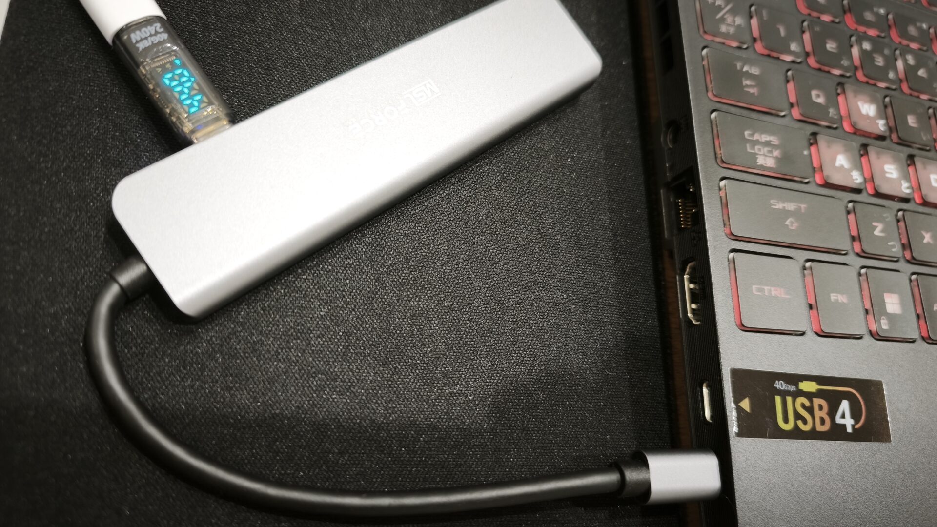 USB Type-Cハブ経由でPD対応100Wの充電器をつないだときの電力計の表示