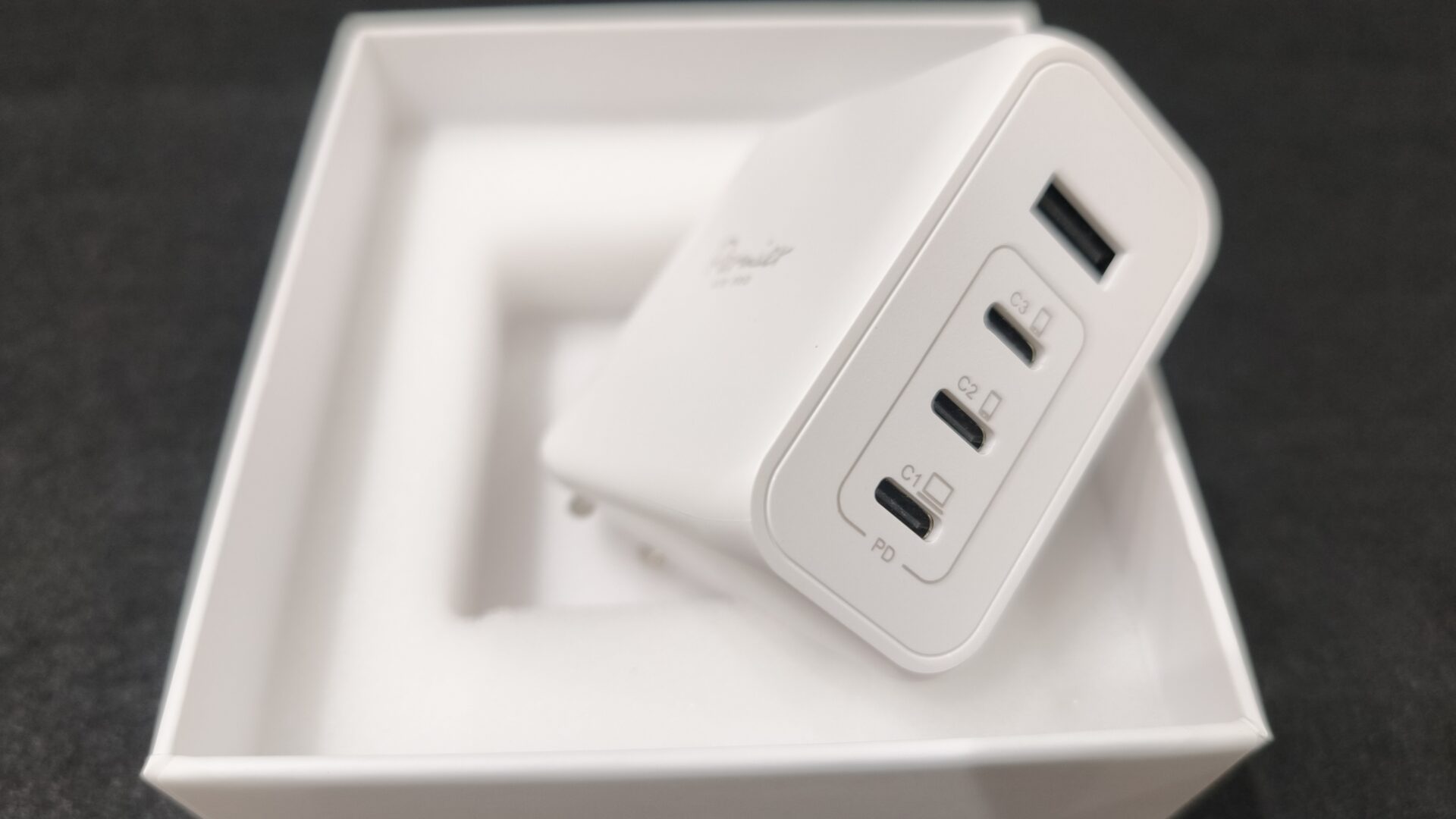 多摩電子工業PR-AP160UC3の本体ポート面。USB-A・USB-C3・USB-C2・USB-C1の並びと刻印が見える