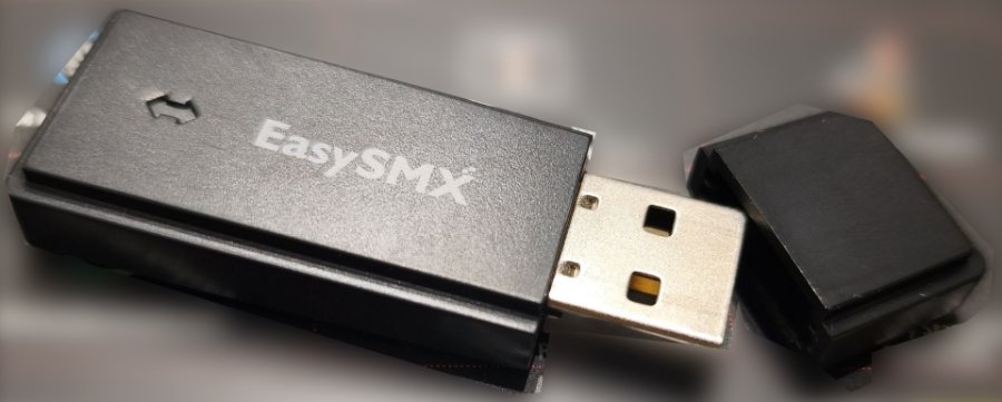 EasySMXコントローラーに付属するUSBレシーバーの写真