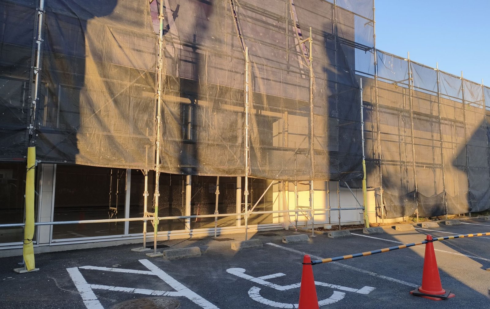 ウェルパーク狭山中央店の写真。駐車場側から
