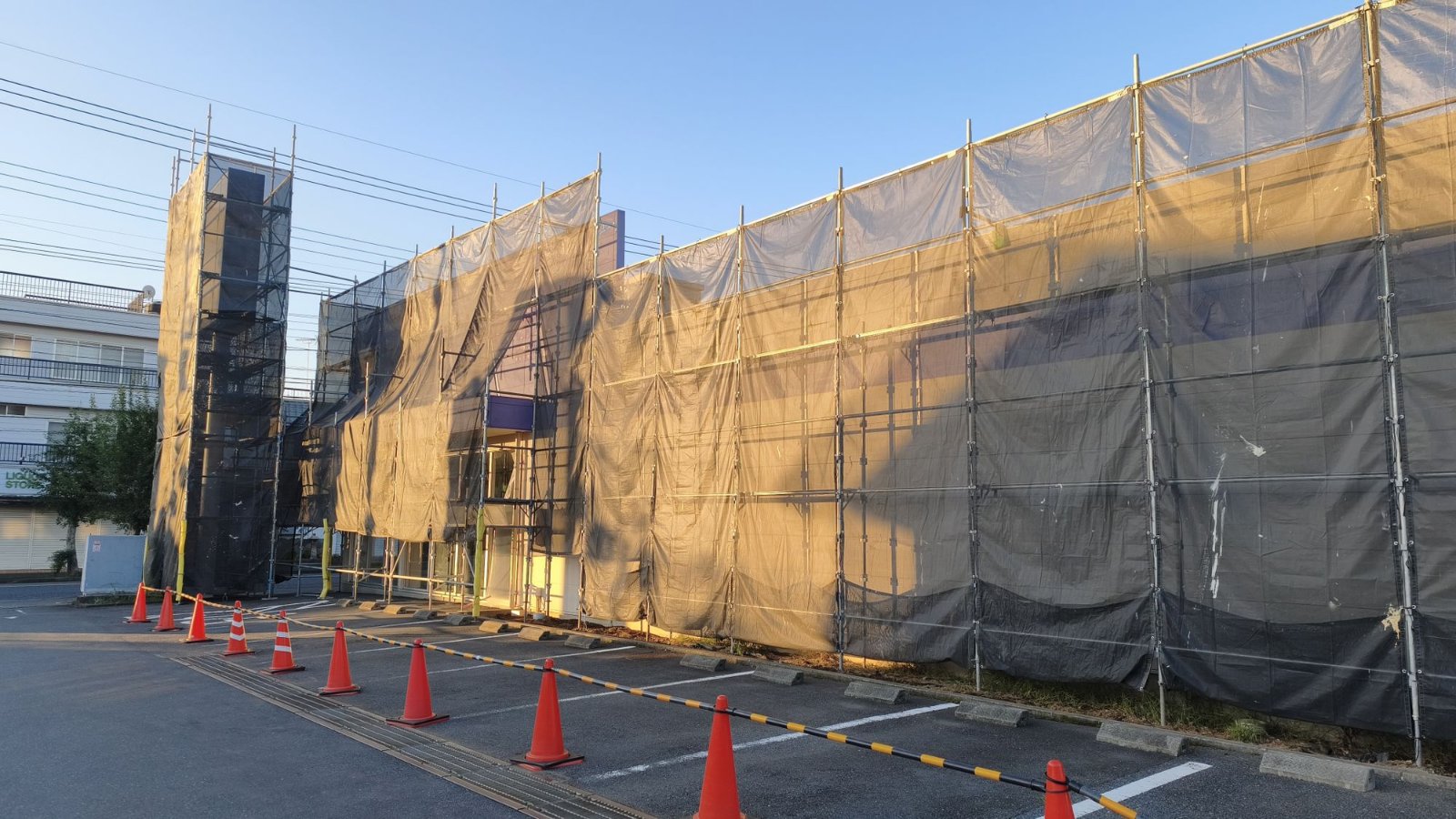 ウェルパーク狭山中央店の写真。駐車場側からのもう1枚